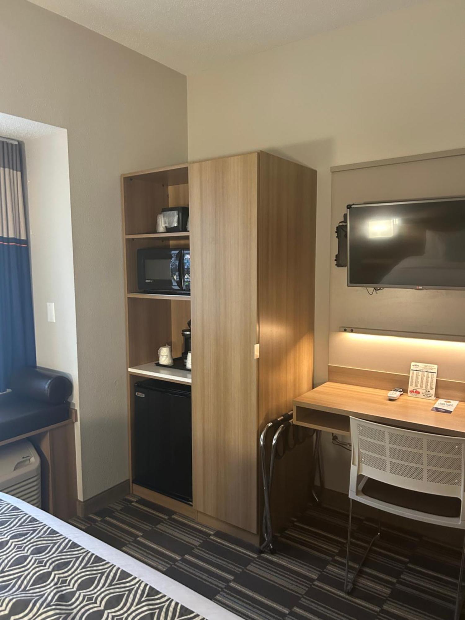 Microtel Inn & Suites By Wyndham Lynchburg Bagian luar foto