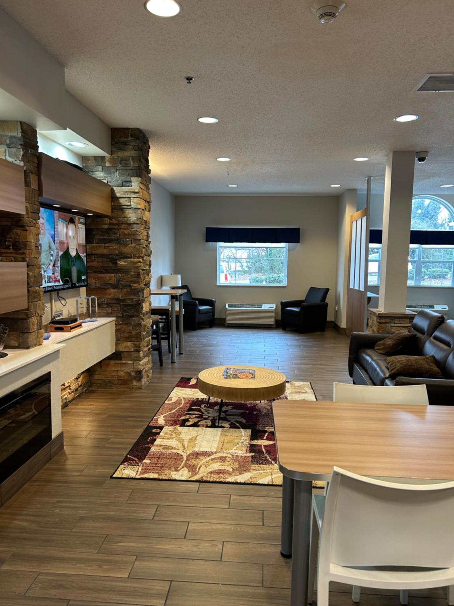 Microtel Inn & Suites By Wyndham Lynchburg Bagian luar foto