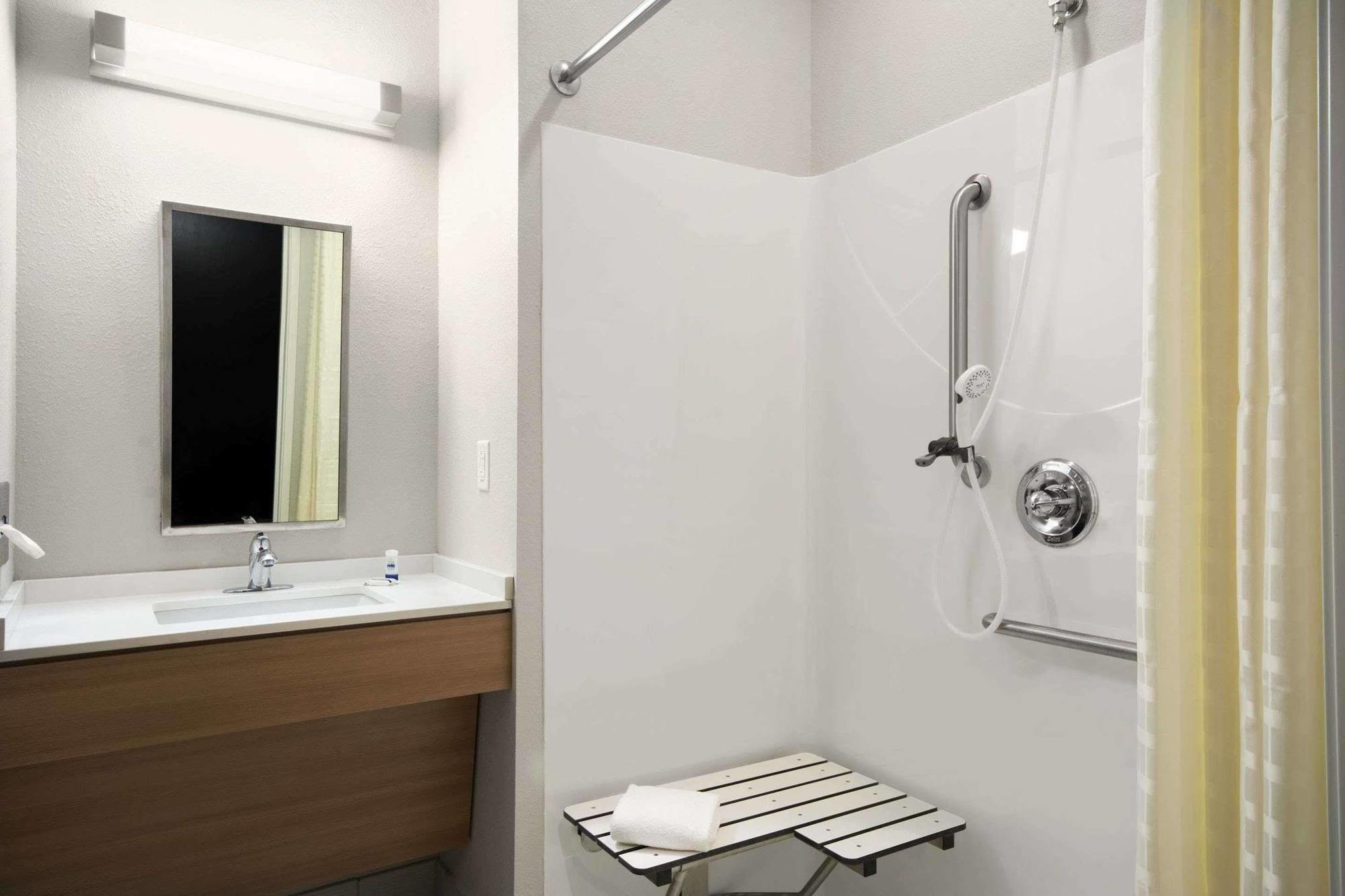 Microtel Inn & Suites By Wyndham Lynchburg Bagian luar foto